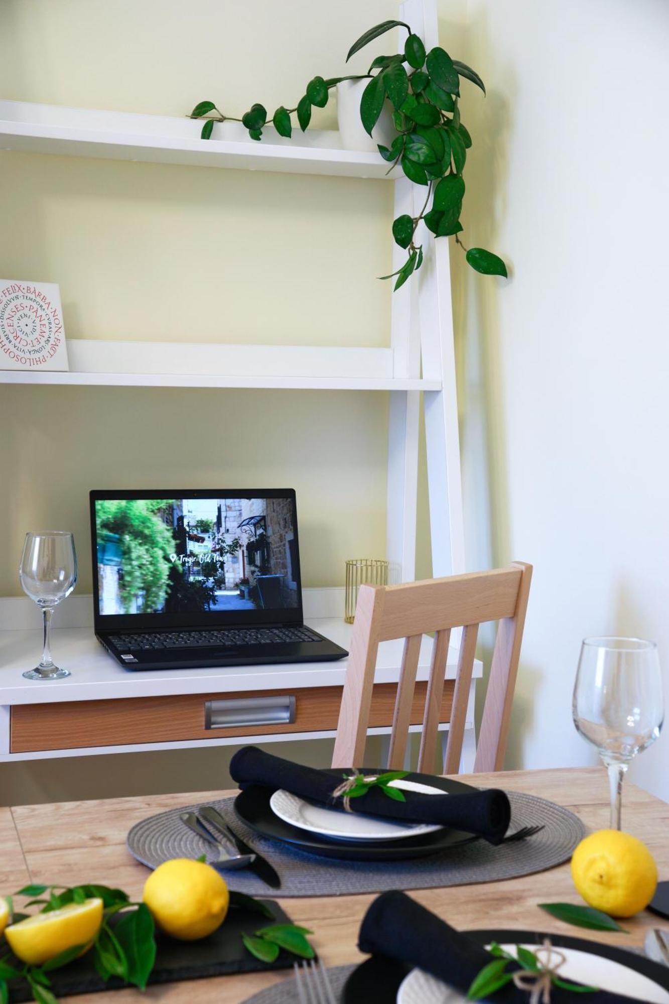 Ana 10 Min. Hoda Od Centra Trogira Apartment